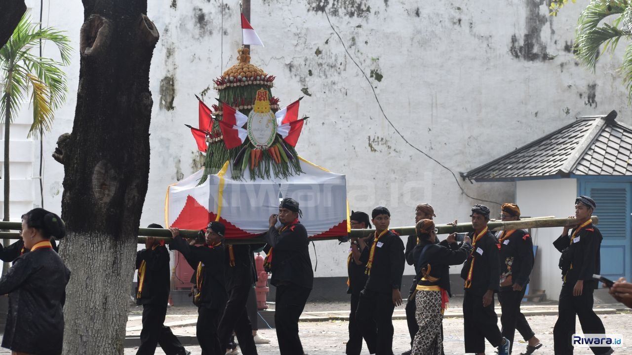 Gunungan Jaler dan Gunungan Estri dikirab dalam prosesi Grebeg Besar Iduladha 2026 Karaton Surakarta Hadiningrat sebelum diperebutkan masyarakat dalam tradisi ngalap berkah